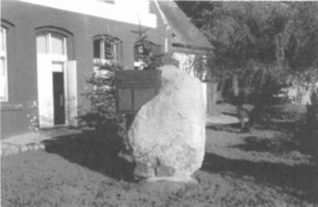 Lagow, Gedenkstein mit Tafel in deutscher und polnischer Sprache zur Erinnerung an Nobelpreisträger Gerhard Domagk vor der Schule. Foto von 1998, Schriftleitung HB Gedenkstein