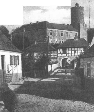 Schloß und Bergfried mit dem Märkischen oder Berliner Tor. Postkarte von 1920 Schloß