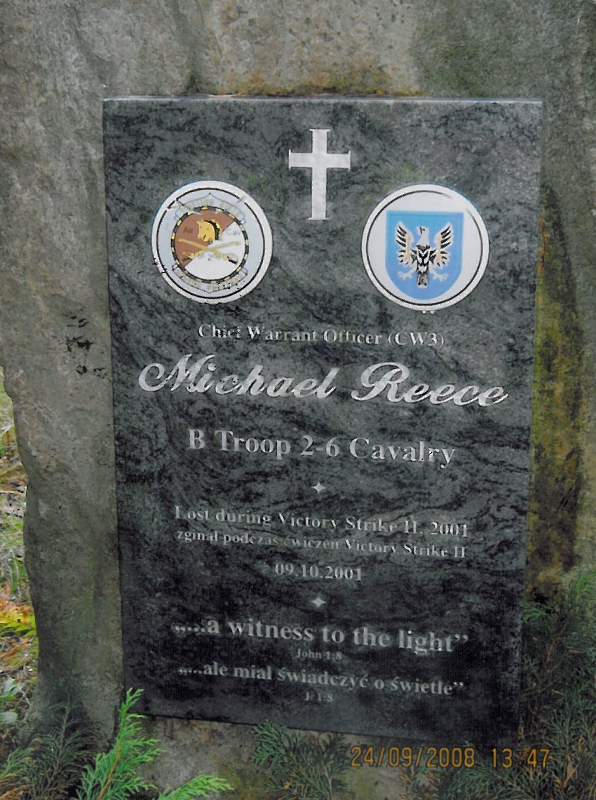 Obelisk z bliska Tablica pamiątkowa