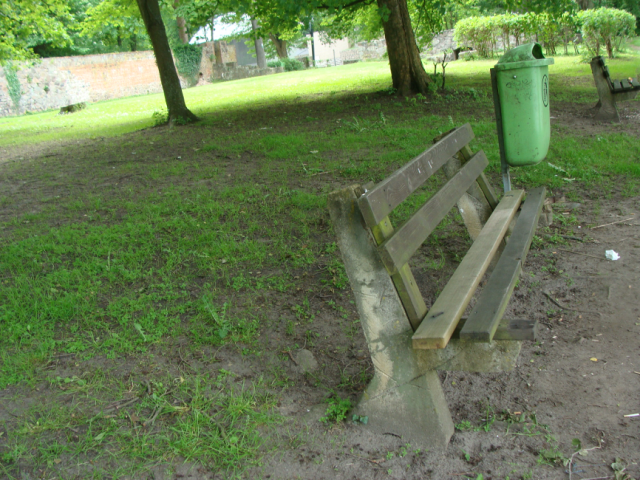 Poniszczona ławka Ławka